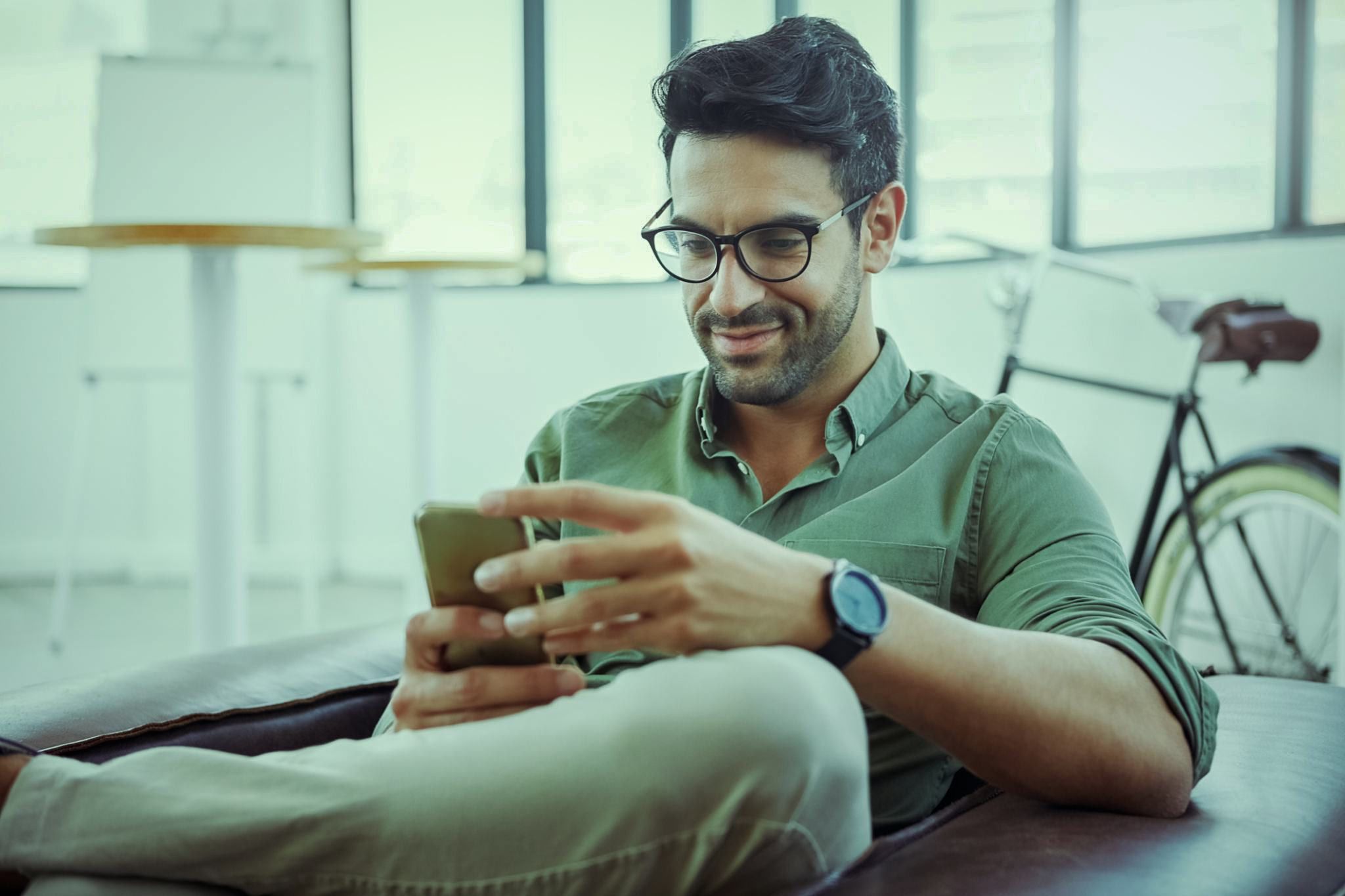 Homem utilizando smartphone no escritório